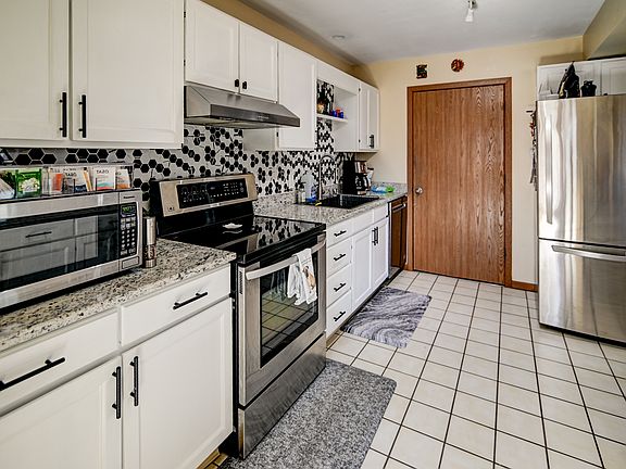 3rd image of 18 N Bartelt Ct Unit 4