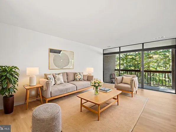 1656 Parkcrest Cir, Reston, VA 20190