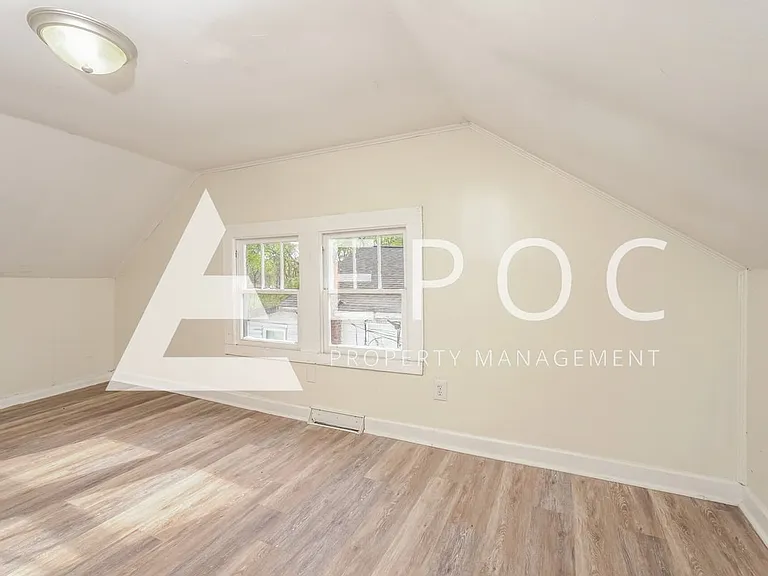 1136 W Green St — Photo 11