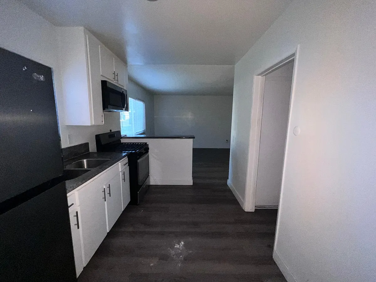 Building Photo - 15126 Saticoy St #Z108