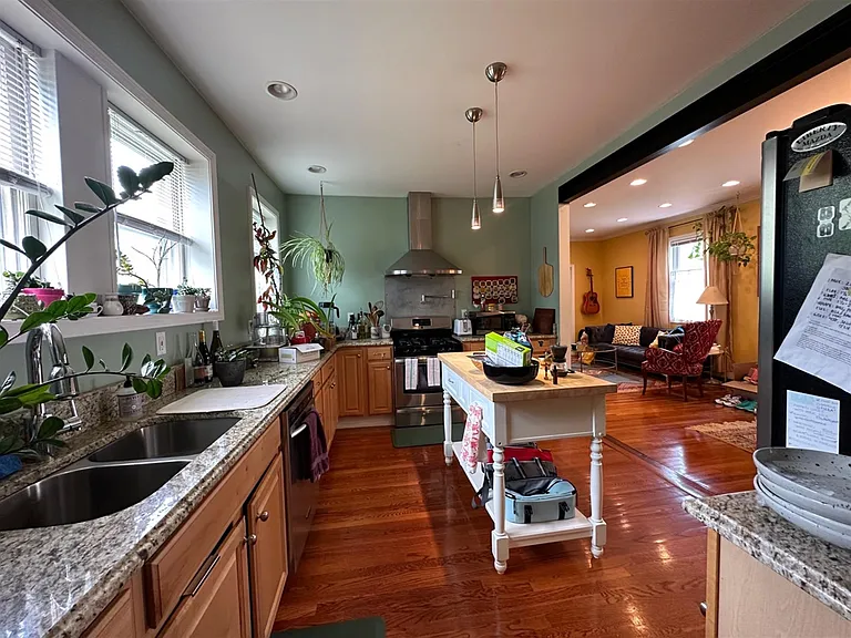25 Thacher St #1 — Photo 16