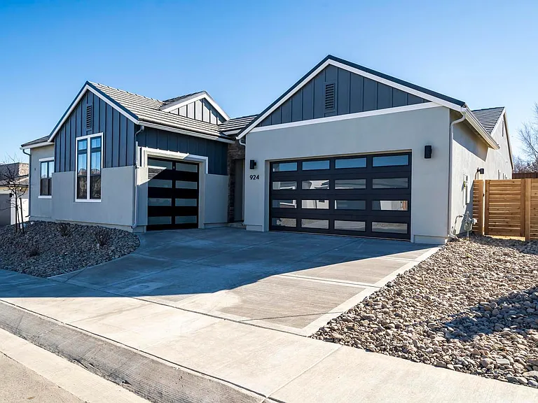 924 Solarium Dr — Photo 1