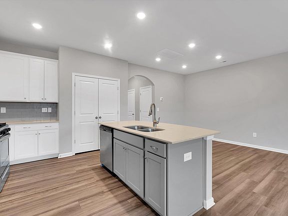 5th image of 318 E Compass Way