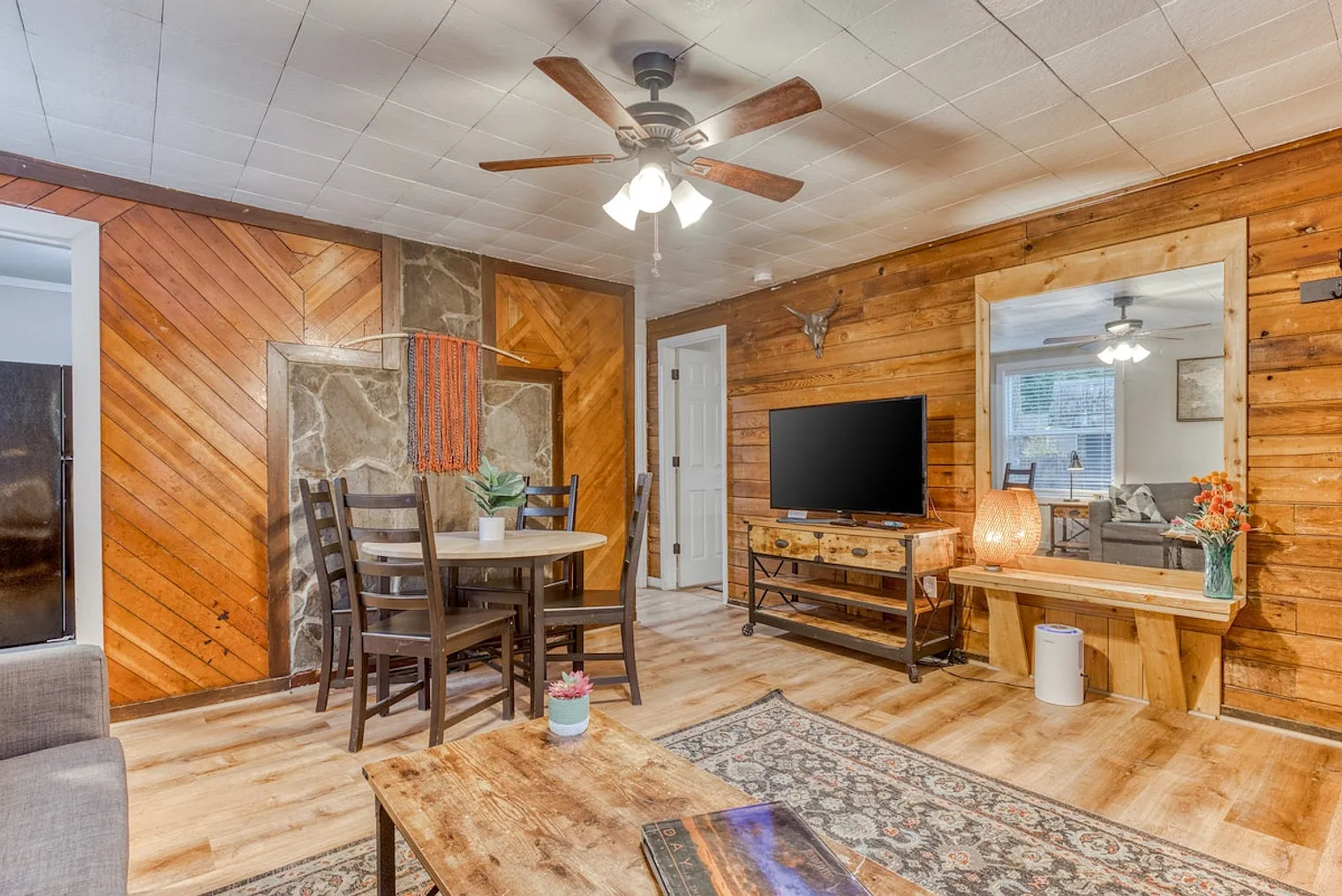 1 bed, 1.0 bath, 699 sqft, $2,893 — Photo 3