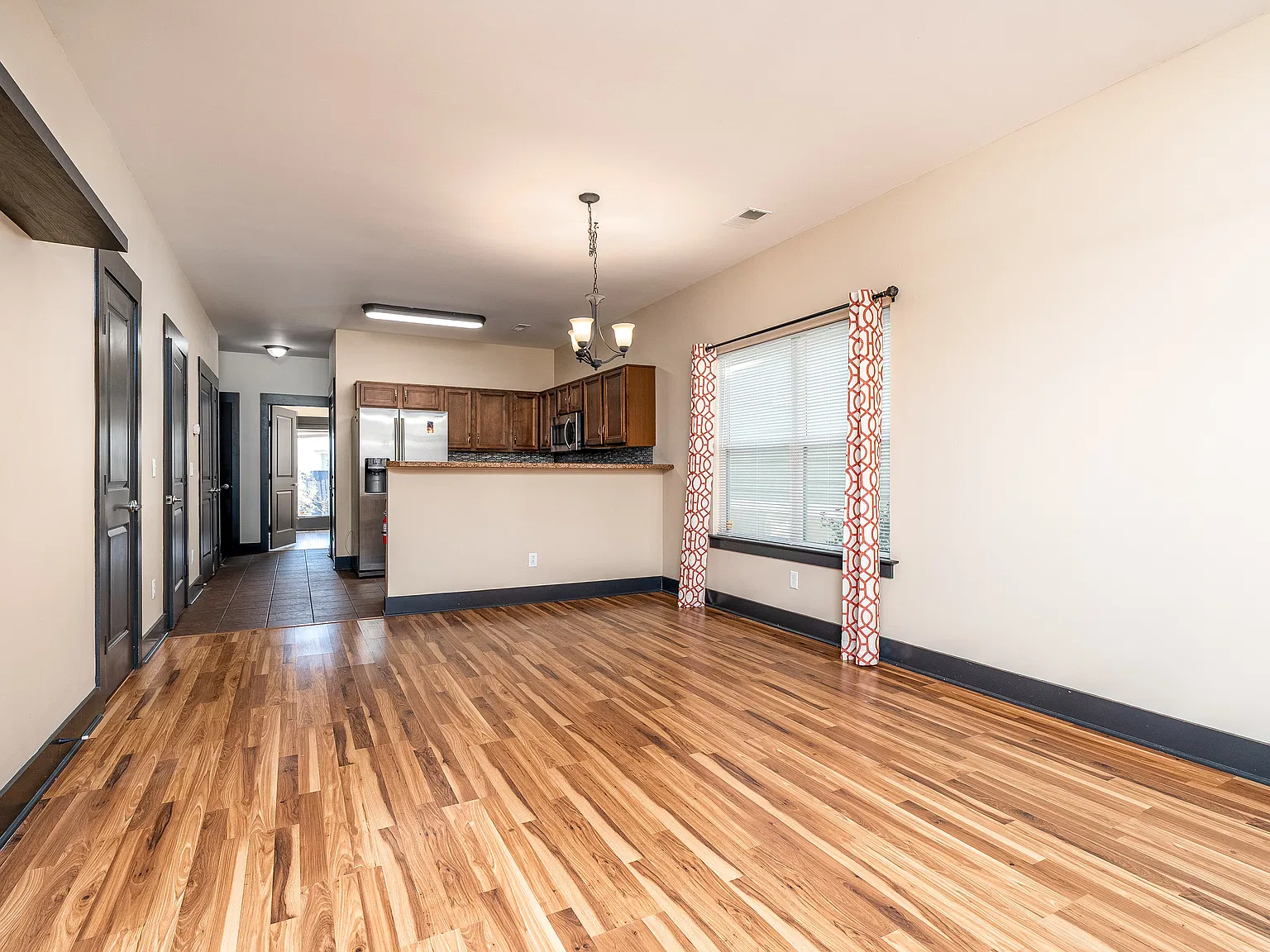 3 bed, 2.5 bath, 1896 sqft, $2,100 — Photo 2