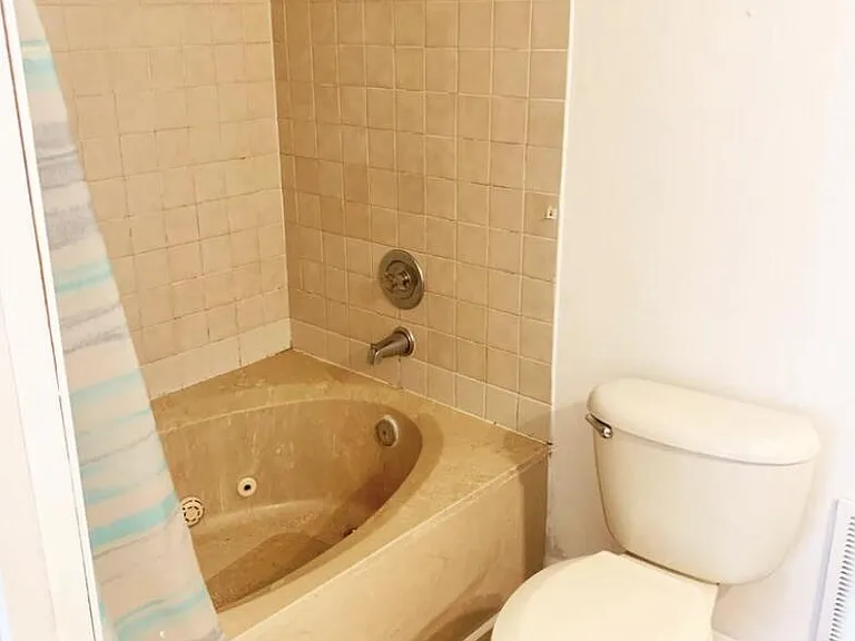 3915 Victoria Dr NE — Photo 8
