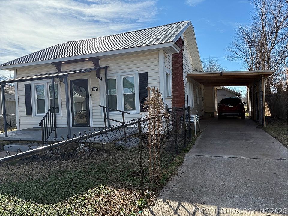 1st image of 933 E Maple St