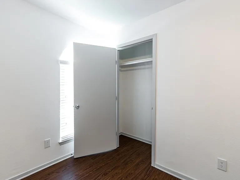 1902 Valley Hill Cir #B — Photo 14