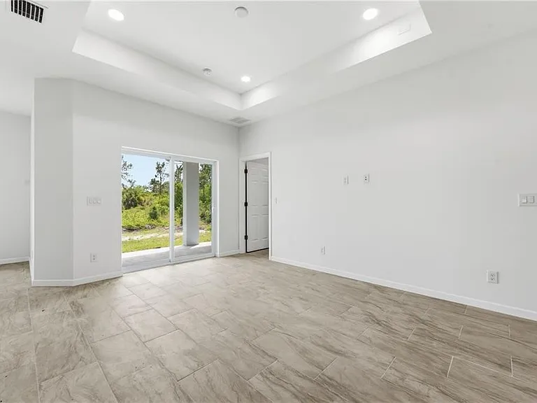 1018 Kent St E — Photo 10