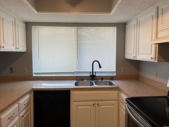 3rd image of 610 Greenbriar Dr