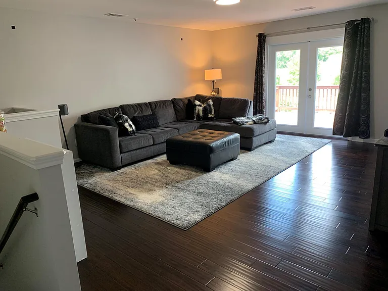 Bonus room (access to private balcony)