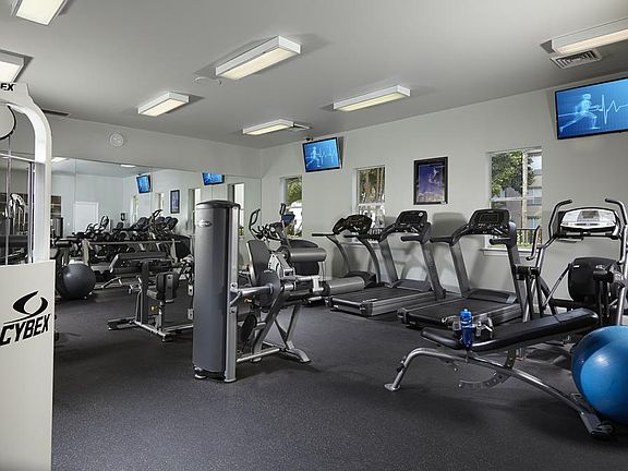 4th image of 2905 NE 190th St APT 105