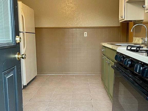 2nd image of 122 Matthews Ave