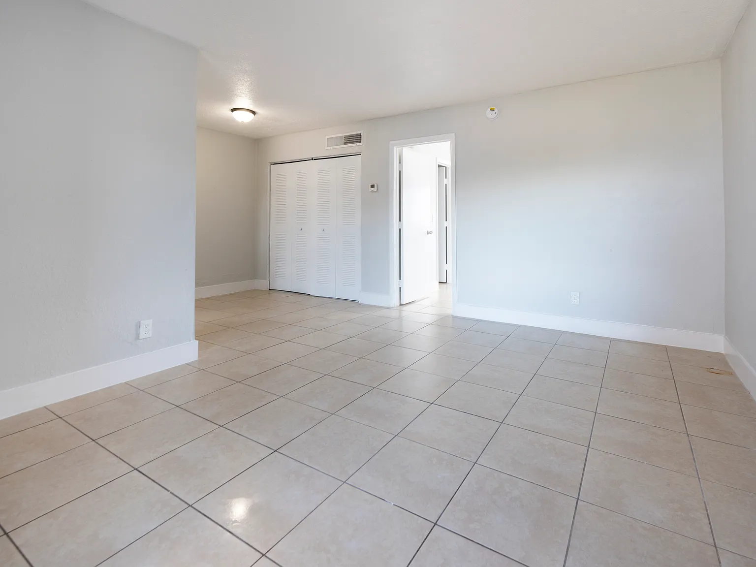 2123 Davie Blvd — Photo 4
