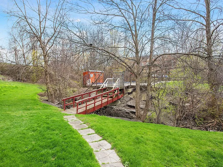 84 Runnymede Rd — Photo 3
