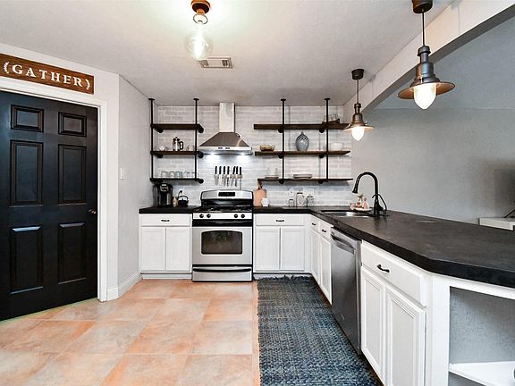3rd image of 815 Hinsdale