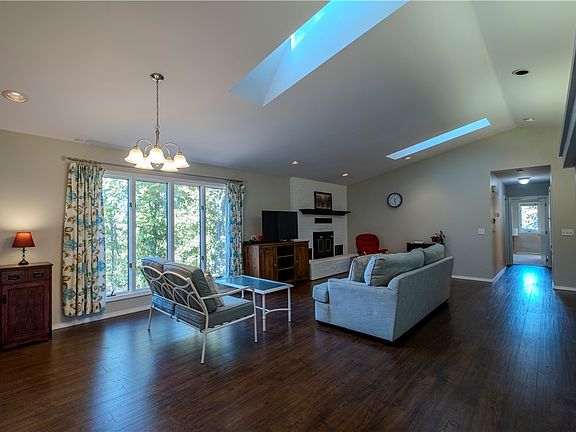 5th image of 1 Claxby Cir
