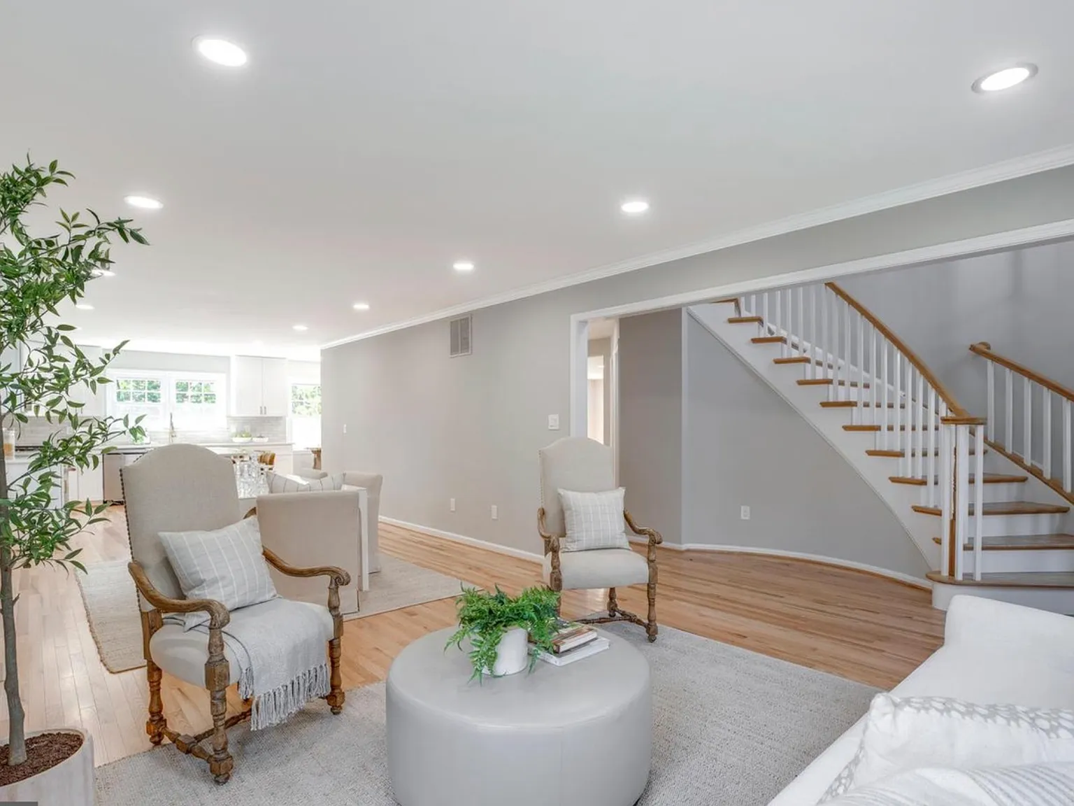 4 bed, 3.5 bath, 4226 sqft, $4,850 — Photo 3