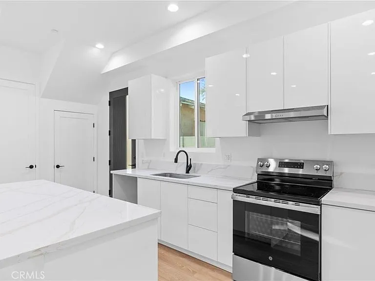 6846 Cedros Ave — Photo 6