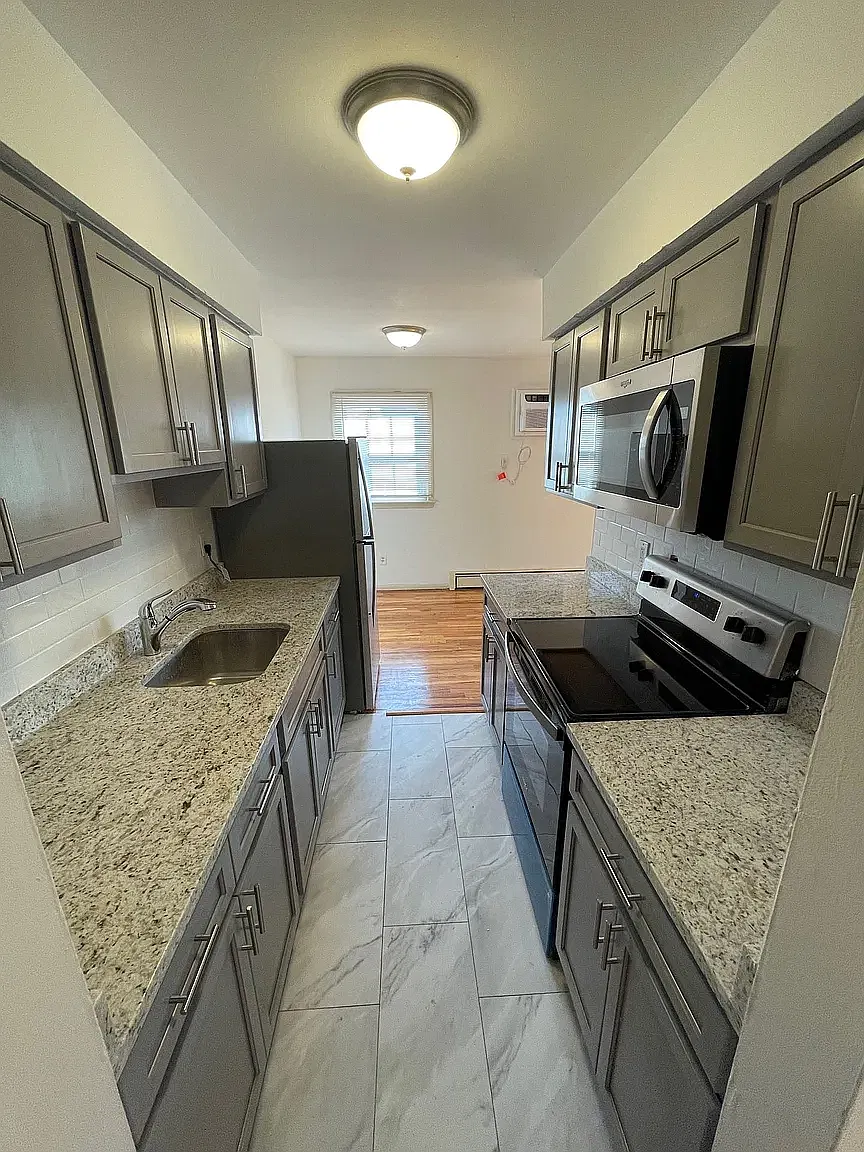 2 bed, 700 sqft, $1,875 — Photo 2
