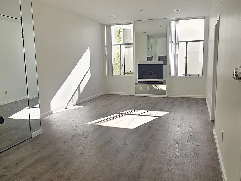 125.5 N Doheny Dr #304 — Photo 1