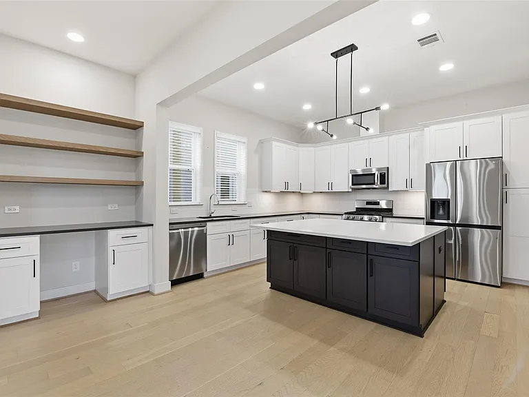 2204 Lou Ellen Ln — Photo 17