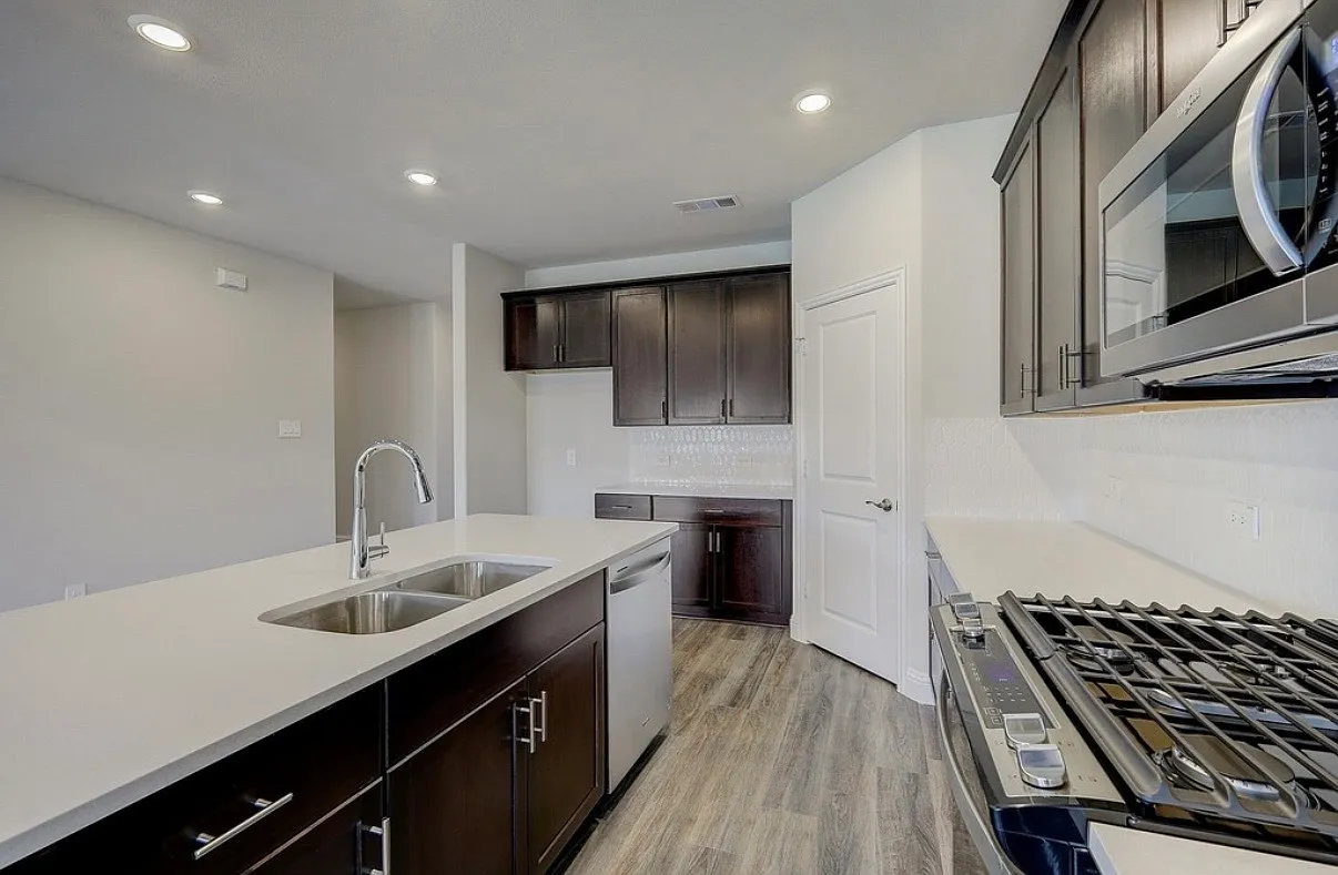 5 bed, 3060 sqft, $3,100 — Photo 3