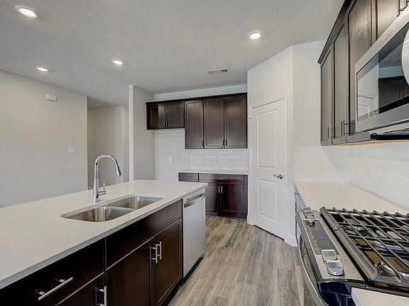 3rd image of 410 Stagg St