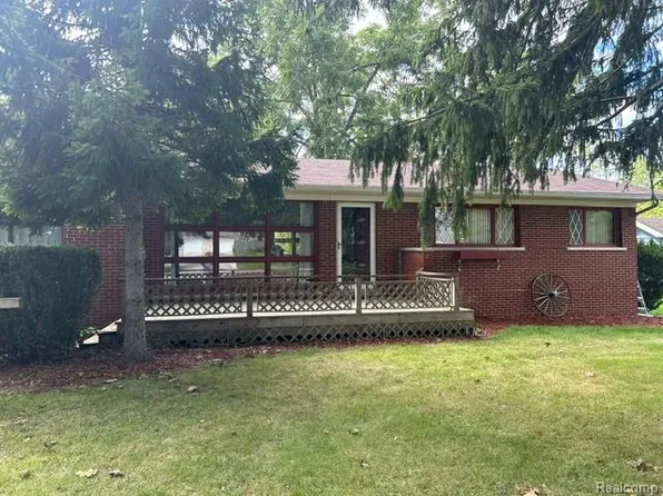 20095 Huron River Dr, Rockwood, MI 48173