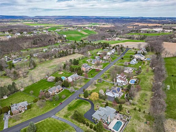 3rd image of 2253 Meadow Brook Dr N