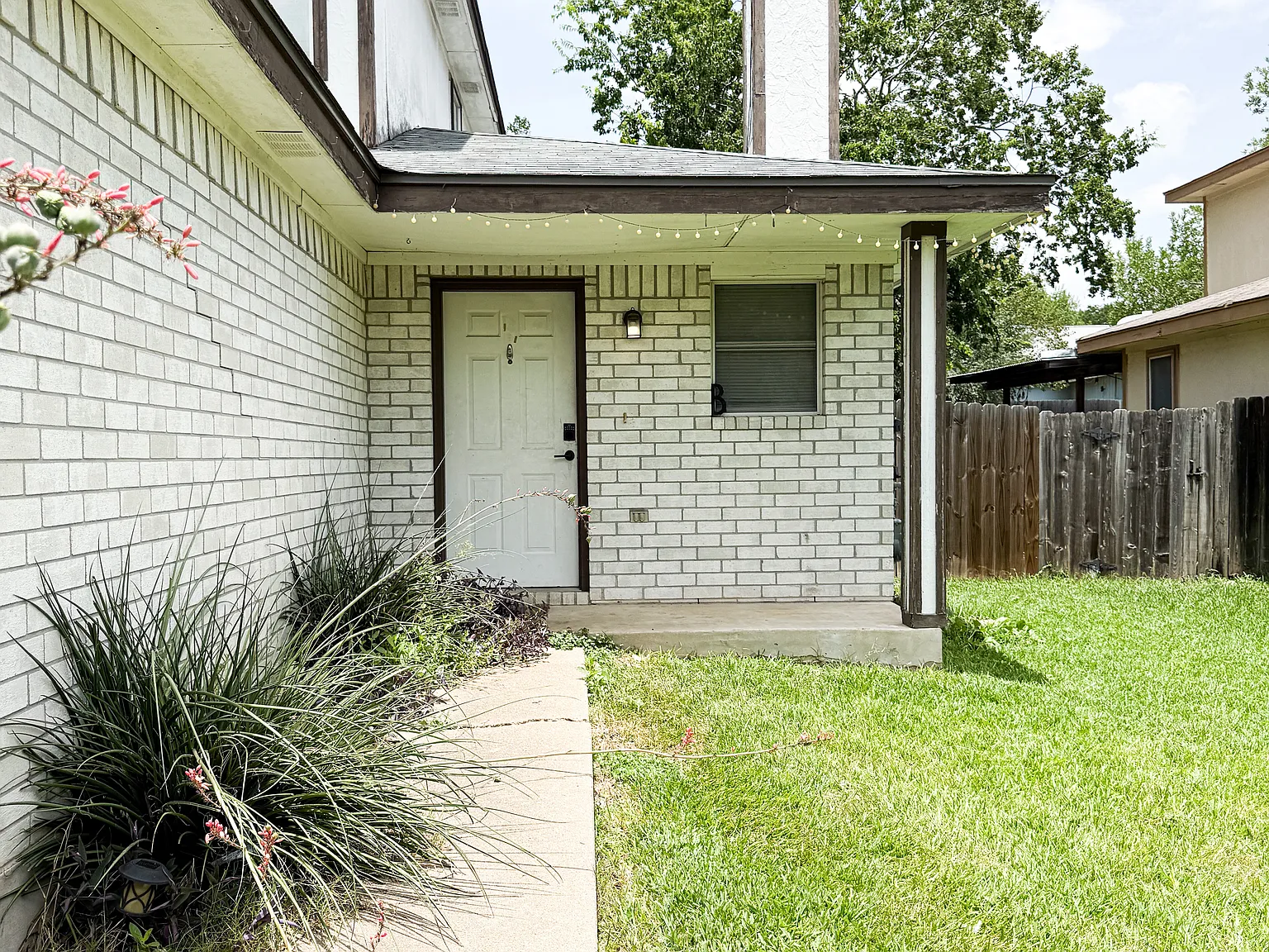 3 bed, 2.5 bath, 1318 sqft, $1,900 — Photo 1