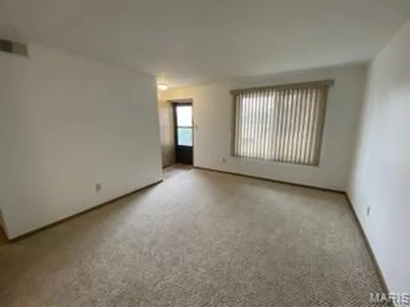 10500 Silkwood Ct, Saint Louis, MO 63114