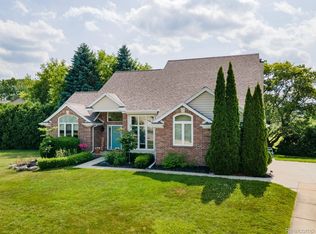 4096 Villager Dr, Orion, MI 48359