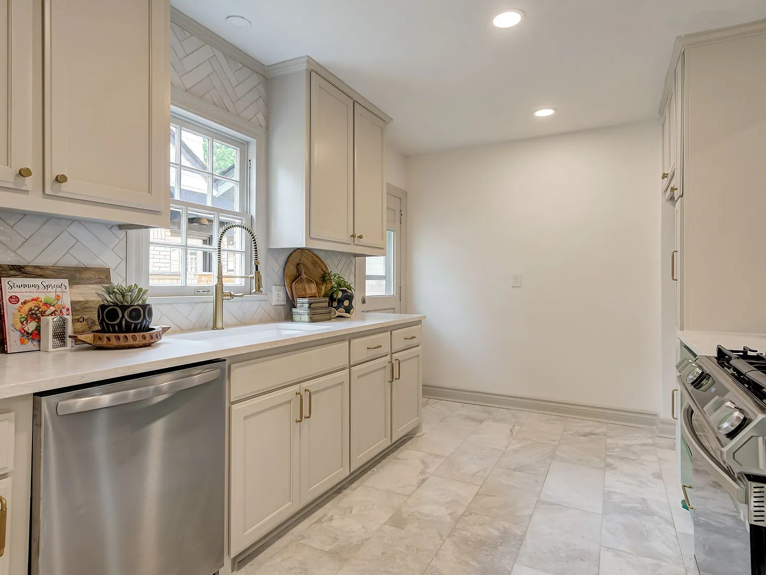 3 bed, 2451 sqft, $3,000 — Photo 4