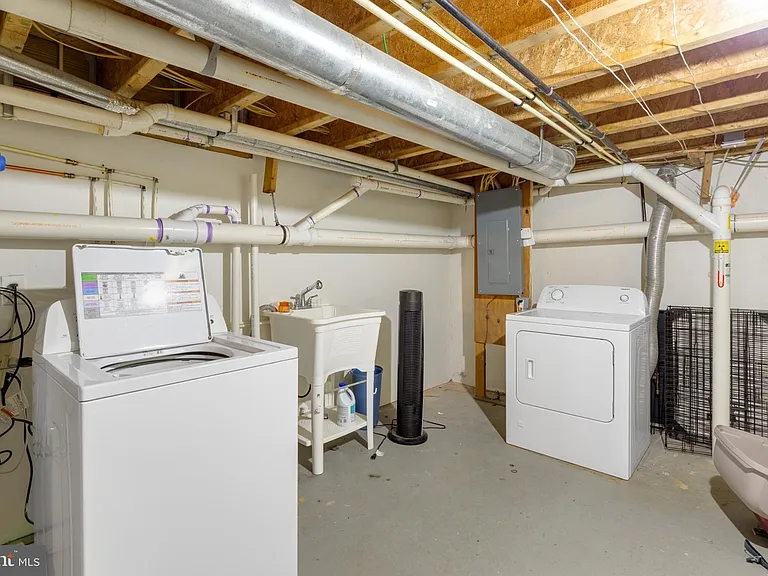 2476 Emerald St — Photo 10