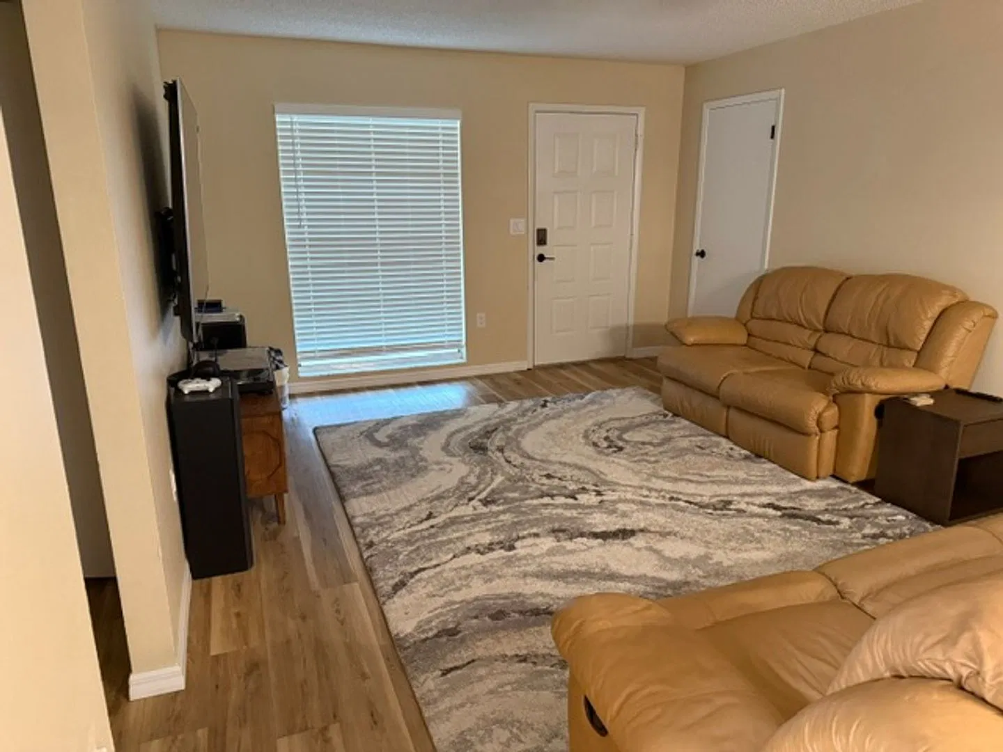 Beautifully Updated 2 bedroom Pool Home in a Great Location! — Photo 3