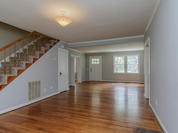 4th image of 401 Warthen St