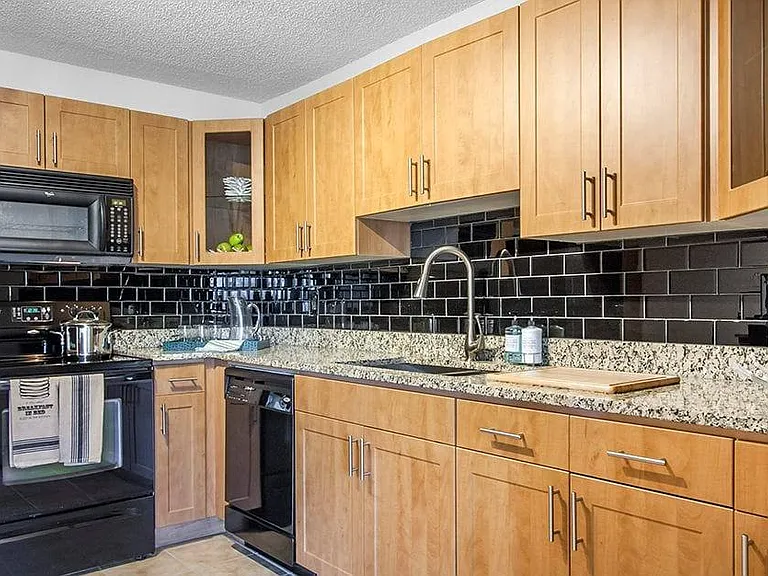 5566 Baywater Dr — Photo 7