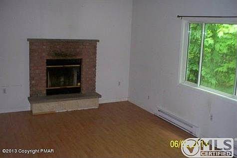 Living room w/Fireplace