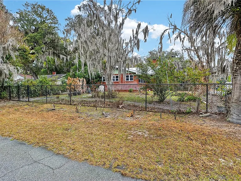 1601 Walnut Ave — Photo 2
