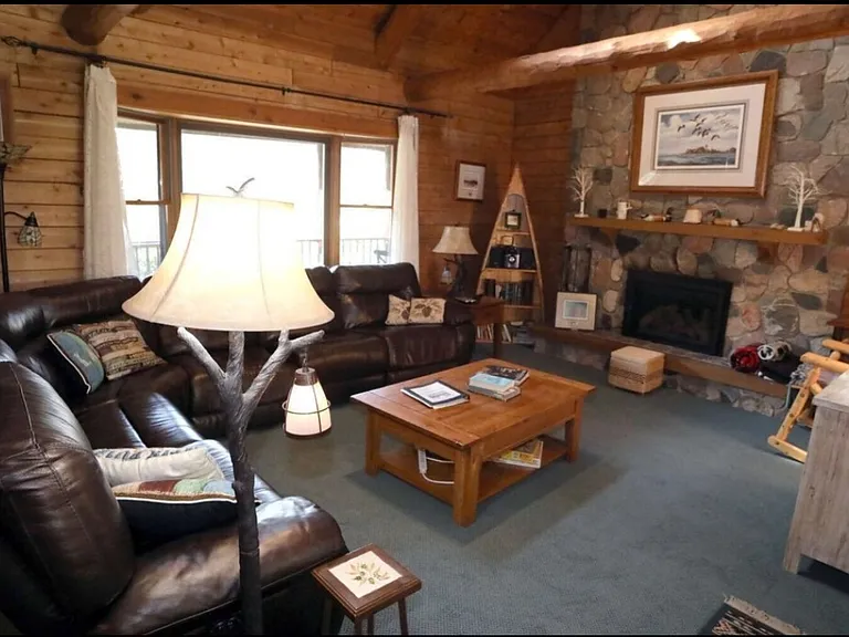 4274 N Lakeshore Dr — Photo 4
