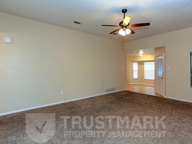 1001 Joe Morse Dr — Photo 3