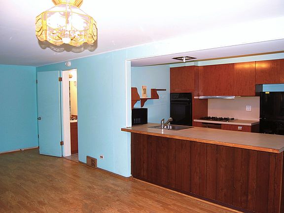5th image of 297 Crestwood Vlg