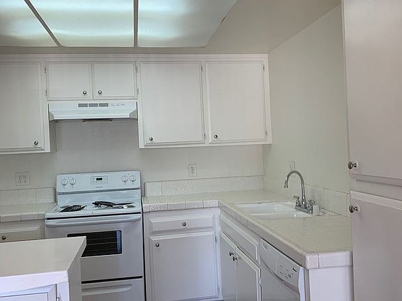 5th image of 820 N Spurgeon St #9