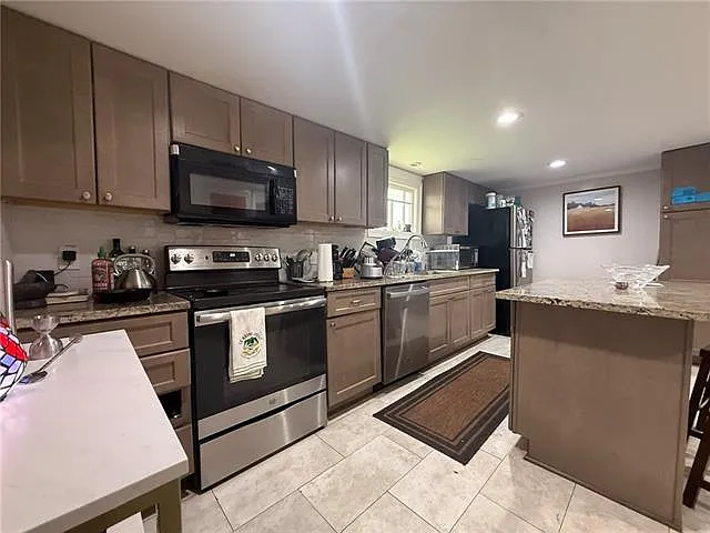 2735 Octavia St — Photo 5