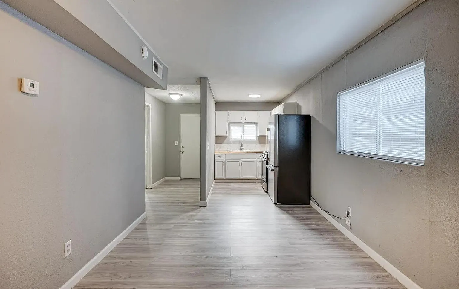 3 bed, 1.0 bath, 800 sqft, $1,800 — Photo 3