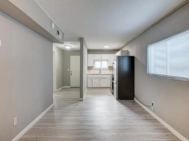 2135 W Hadley St #2 — Photo 2