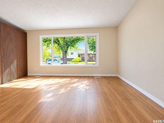 3rd image of 910 DEVONSHIRE Drive N