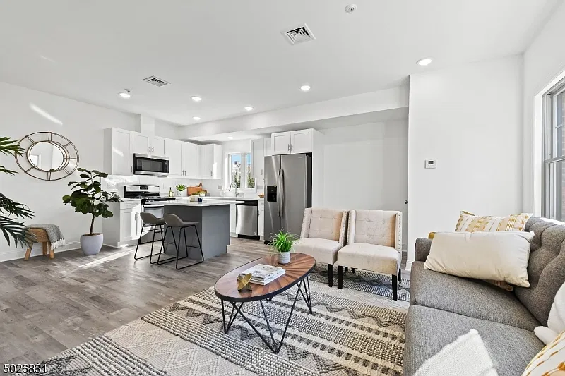 2 bed, 2.0 bath, $2,350 — Photo 3