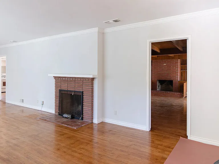 1661 Highland Oaks Dr — Photo 2